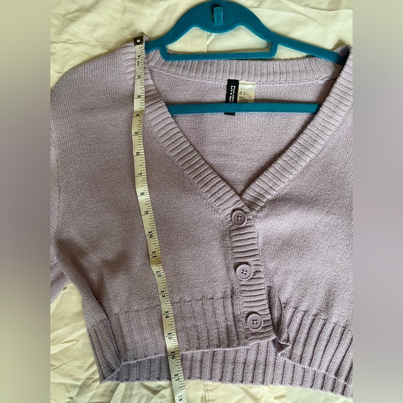 H&M (DIVIDED) LILAC CROPPED BUTTON SWEATER - Picture 6 of 7